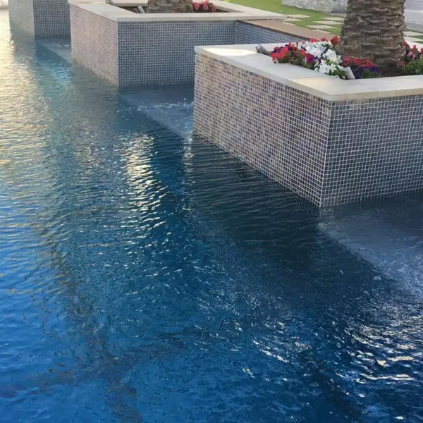 Mosaïque de piscine grise nacrée donnant une belle nuance à l’eau